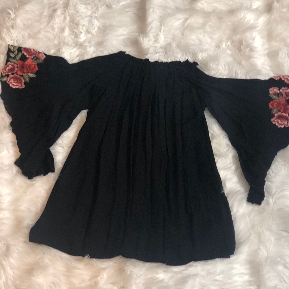 Off the shoulder embroidery top